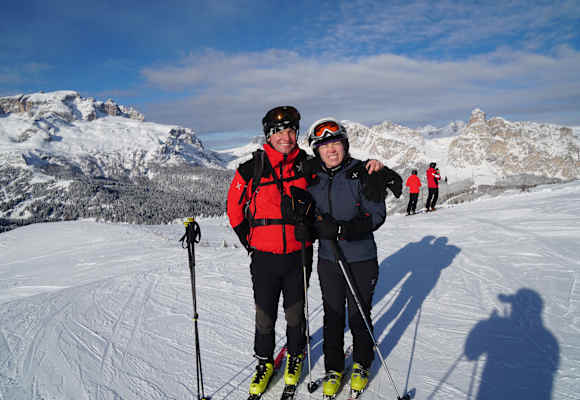 Peter Paal mit seiner Frau Evelyn auf der Sellaronda, Piz Boé und Sassongher im Hintergrund, Dolomiten, Südtirol