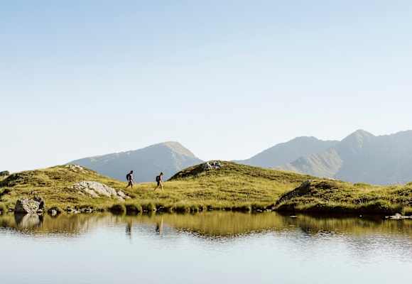 Der kurze Abstecher zu einem kleinen Bergsee lohnt sich auf jeden Fall. 