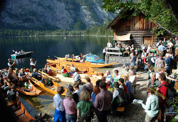 Bei der Lechthütte am Seeufer wird aufgespielt