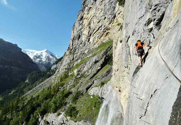 Querung im unteren Teil des Klettersteigs, Balmhorn und Altels im Hintergrund.