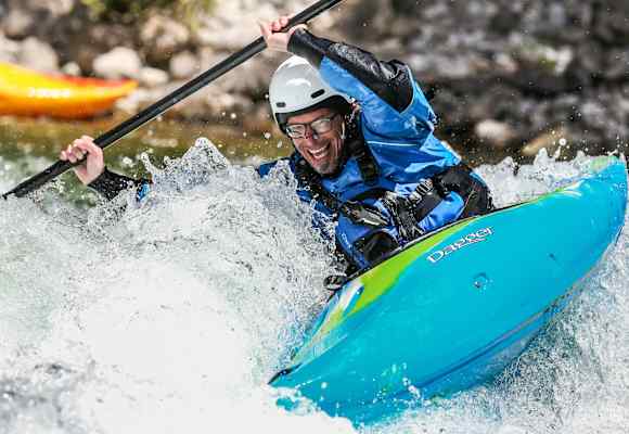 Kanufahrer im Wildwasser