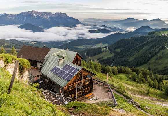 Vom Purtschellerhaus reicht der Blick weit über den Landkreis Berchtesgaden.