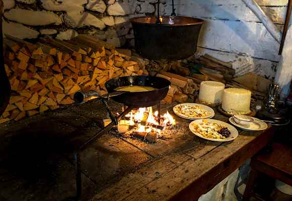 Auf der Putzentalalm wird ein herrlicher Kaiserschmarrn zubereitet