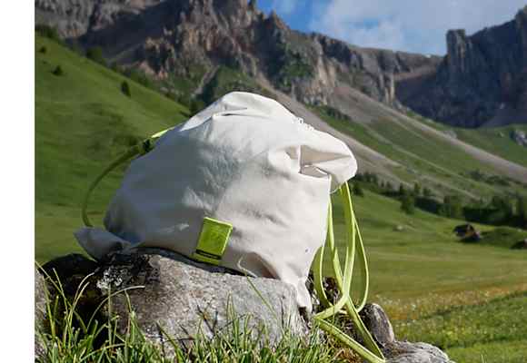 Ob beim Wandern, Klettern oder Radfahren – dank der elastischen Verschlusskordel ist die Rina Bag vielseitig einsetzbar.