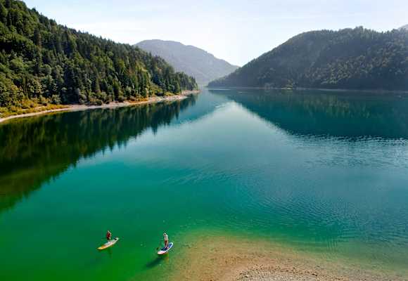Zwei Sportler alleine am See.