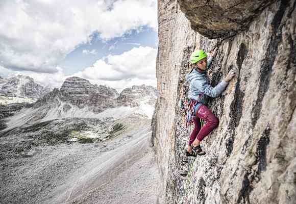 Die französische Kletterin Eline Le Menestrel setzt bei ihrem Dolomiten-Projekt auf Bekleidung mit Hanffaser-Anteil.