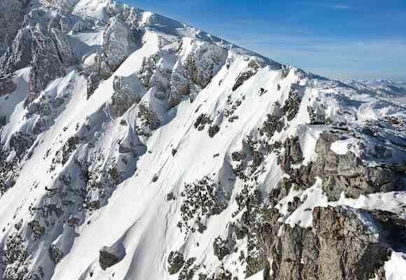 Skifahrer in einer steilen Flanke am Schneeberg in Niederösterreich