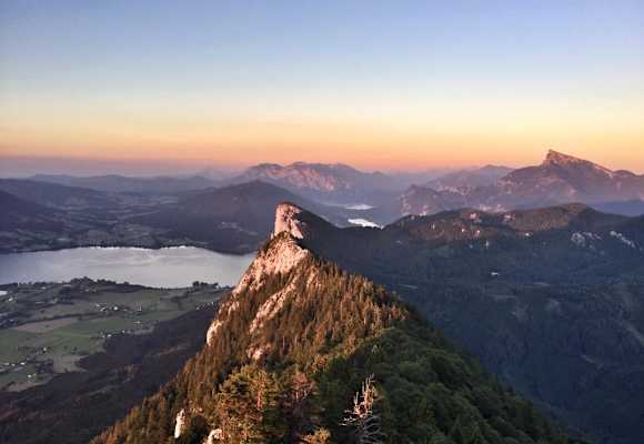 Abendstimmung am Schober (1.328 m) in den Salzkamergut-Bergen mit Blick auf die Drachenwand und den Mondsee 