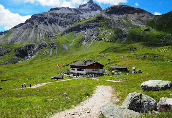 In prächtige Landschaft gebettet: Die Sesvennahütte