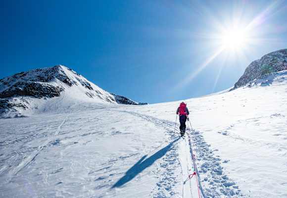 Skitourengeher am Weg auf den Similaun
