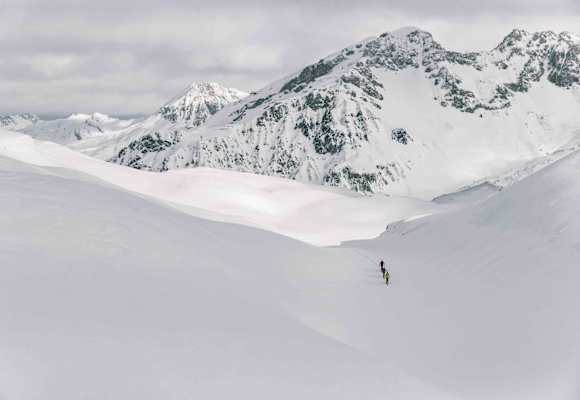 Was anziehen auf Skitour? Mit diesen Tipps bist du bestens ausgestattet.