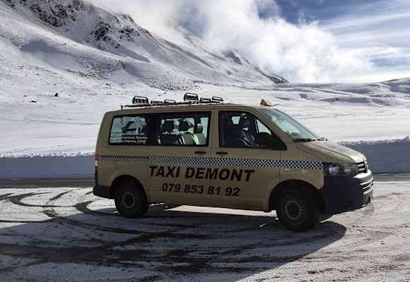 Der Schneetourenbus erschliesst 6 Schweizer Tourengebiete, darunter den Lukmanierpass