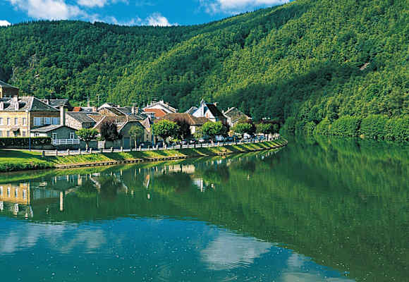 Malerisch liegen die Häuser von Monthermé am Ufer der Maas.