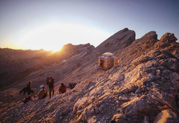 Sonnenaufgang auf dem Lalidererspitzen-Biwak (2.500 m) im Karwendel