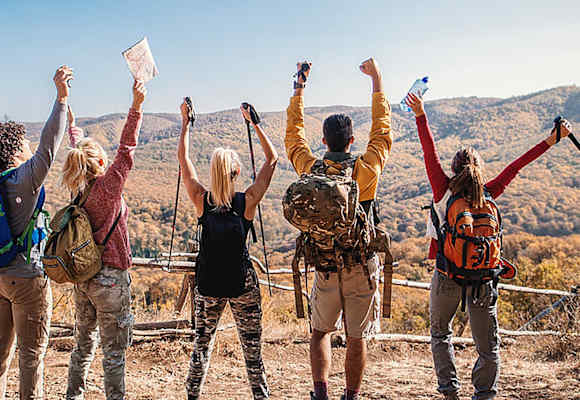 Der goldene Herbst ist der ideale Zeitpunkt für eine ausgiebige Wanderung mit Freunden.