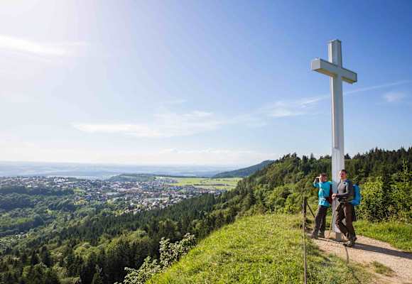Am Donauberglandweg - Wanderer am Aussichtsberg Kehlen