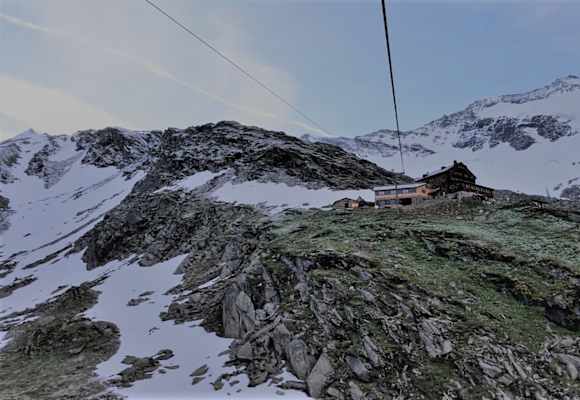 Die Warnsdorfer Hütte liegt auf 2.336 m westlich des Großvenedigers in Salzburg.