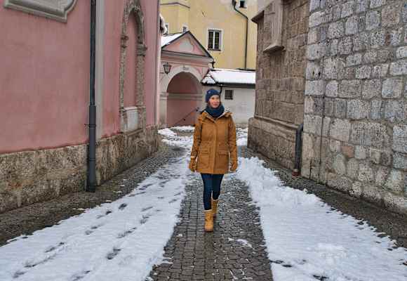 Frau beim Winterbummel