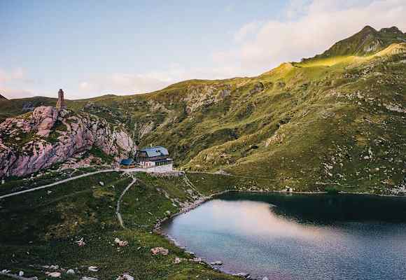 Der Wolayersee (1.950 m) mit der Wolayerseehütte in den Karnischen Alpen