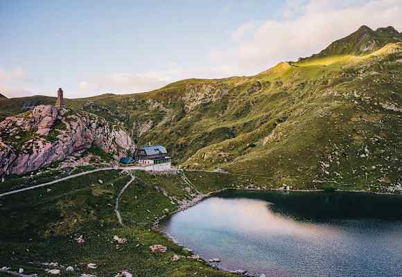 Der Wolayersee mit der Wolayerseehütte (1.951 m) im sanften Abendlicht