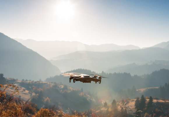 Drohnenflug in den Bergen Bestimmungen
