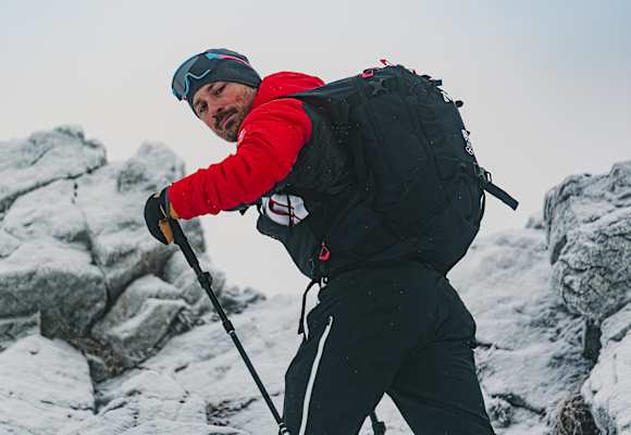Der Profi-Snowboarder Alex Payer kennt einige gute Tipps, wie man sich für die Skitourensaison vorbereitet.