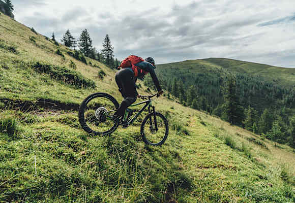 Alex Payer weiß genau, was du für deine ausgiebigen Radtouren brauchst: Die richtige Stärkung für zwischendurch bekommst du mit den Loidl Salamisnacks.