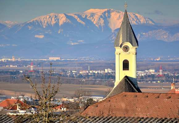 Die Pfarrkirche Hornstein am Westhang des Leithagebirges mit Blick zum Schneeberg