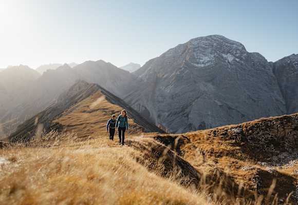 Das in herbstliche Farben getauchte Alta Badia in Südtirol lädt zu ausgedehnten Wanderungen ein.