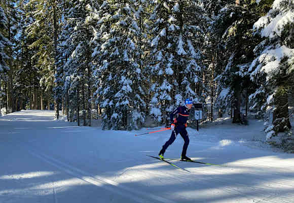 Biathlet Lukas Hofer auf der Loipe in Antholz