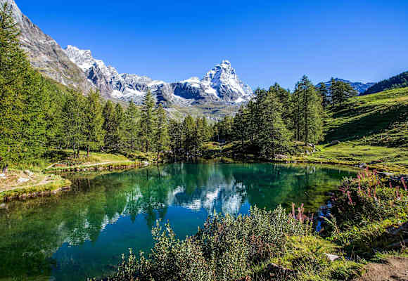 Der Lago Blu mit toller Sicht auf das Matterhorn im Aostatal in Italien.
