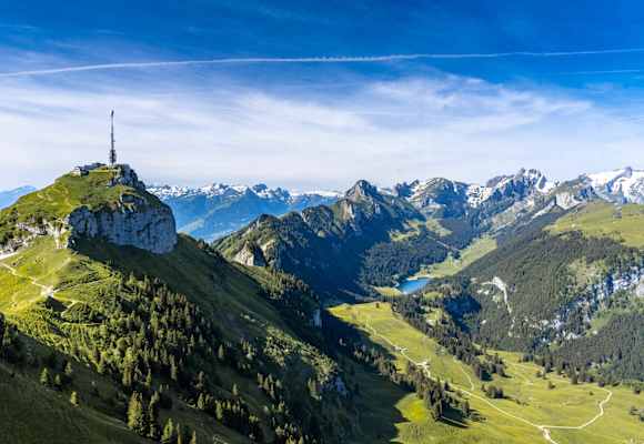 Gipfel des Hohen Kasten, mit Alpstein und Sämtisersee.