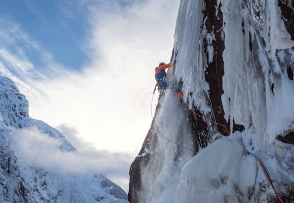 Dani Arnold klettert neue Route durch das Eis der westlichen Schöllenenwand