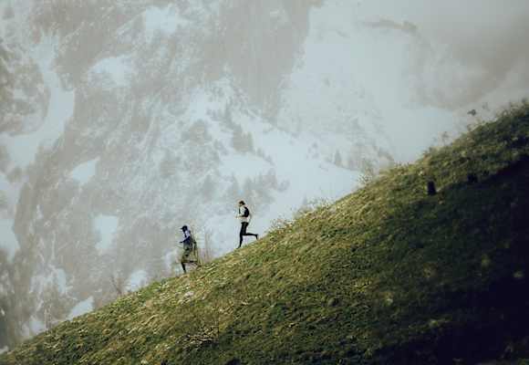Beim Trailrunning bedarf es funktionaler Kleidung – vor allem bei wechselhaftem Wetter.