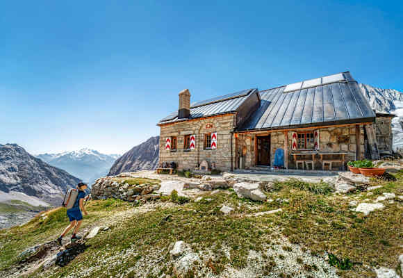 Der Bergsteiger erreicht die Hütte.