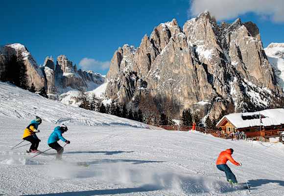 Schwung um Schwung geht es entlang der markanten Gipfel der Dolomiten die Piste hinab.