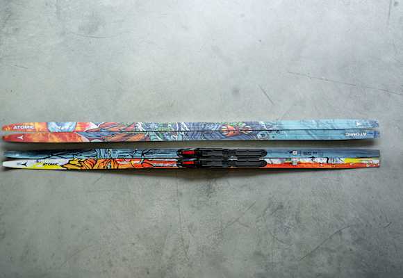 Die limitierte Auflage besticht durch ihr farbenfrohes und bekanntes Bent-120s-Design, entworfen von Künstler und Atomic-Athlet Chris Benchetlers.