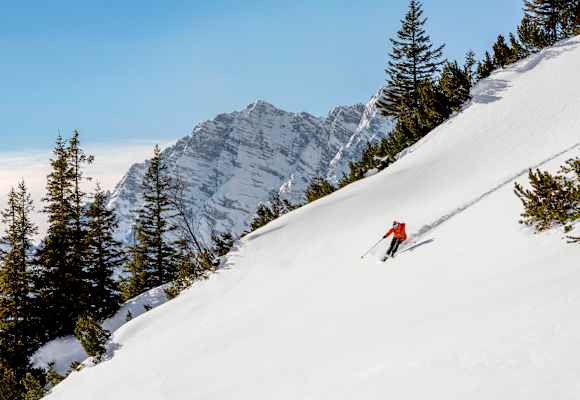 Schifahrer zieht die ersten Spuren im Neuschnee