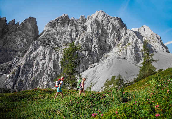 Zwei Bergsteiger am Weg zum Gipfel.