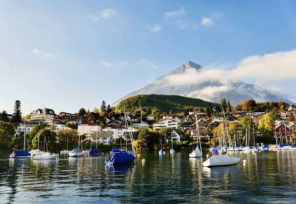 Der Thunersee mit dem Gipfel des Niesen (2.362 m) im Hintergrund