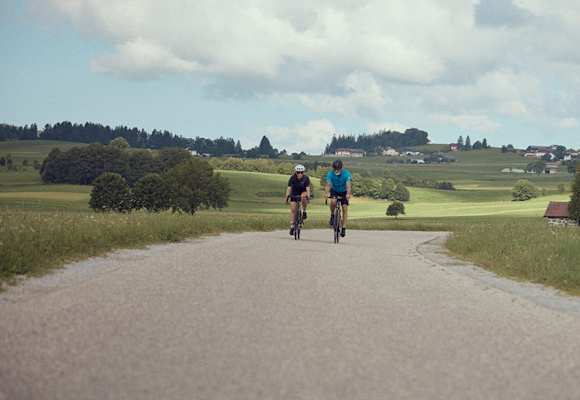 Ein Mann und eine Frau fahren mit dem Fahrrad im Mühlviertel