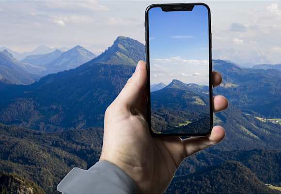 Smartphone in den Bergen