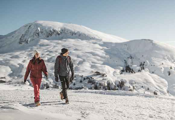 Winterspaziergang durch Meran & Umgebung: In der schneeweißen Natur entfaltet sich die unberührte Idylle, perfekt für entspannte Momente.