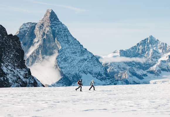 Leicht nach oben und stabil nach unten – in Sachen Gewicht und Performance hat sich im Skitourenbereich die letzten Jahre viel getan. Nun geht die Branche das Thema Nachhaltigkeit an. 