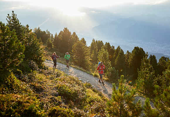 Zahlreiche Wanderwege schlängeln sich durch Innsbrucks Regionen.