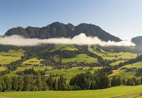 Blick auf Alpbach im grünen Alpbachtal.