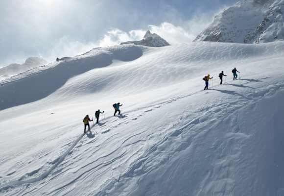 2024 lädt dich deuter bei den internationalen off-line days zu einer 3 bis 4-tägigen Skitouren-Traverse im Alpenraum ein.