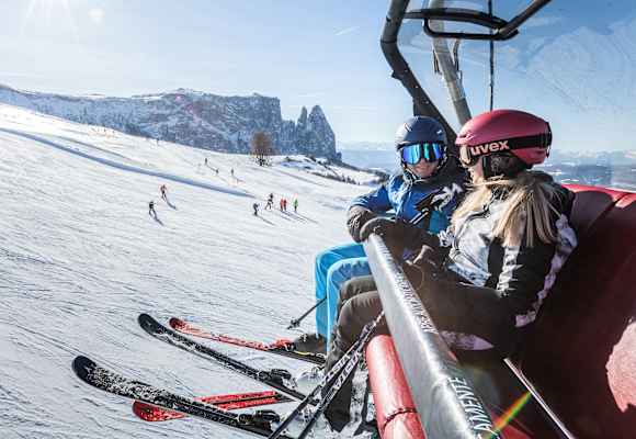 Hoch über der Piste die Seele baumeln lassen, während die Sonne auf den glitzernden Schnee scheint - das ist in der Dolomitenregion Seiser Alm möglich.