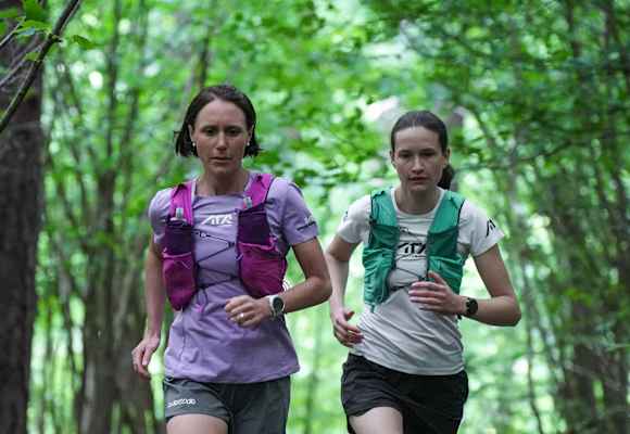 Sandra Saitner und Nici laufen im Wald.