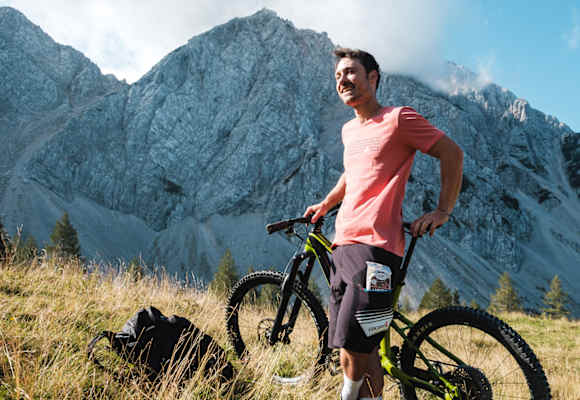 Eine gute Vorbereitung und die Salamispezialitäten von Loidl machen für Alex Payer jede MTB-Tour zum Erlebnis.